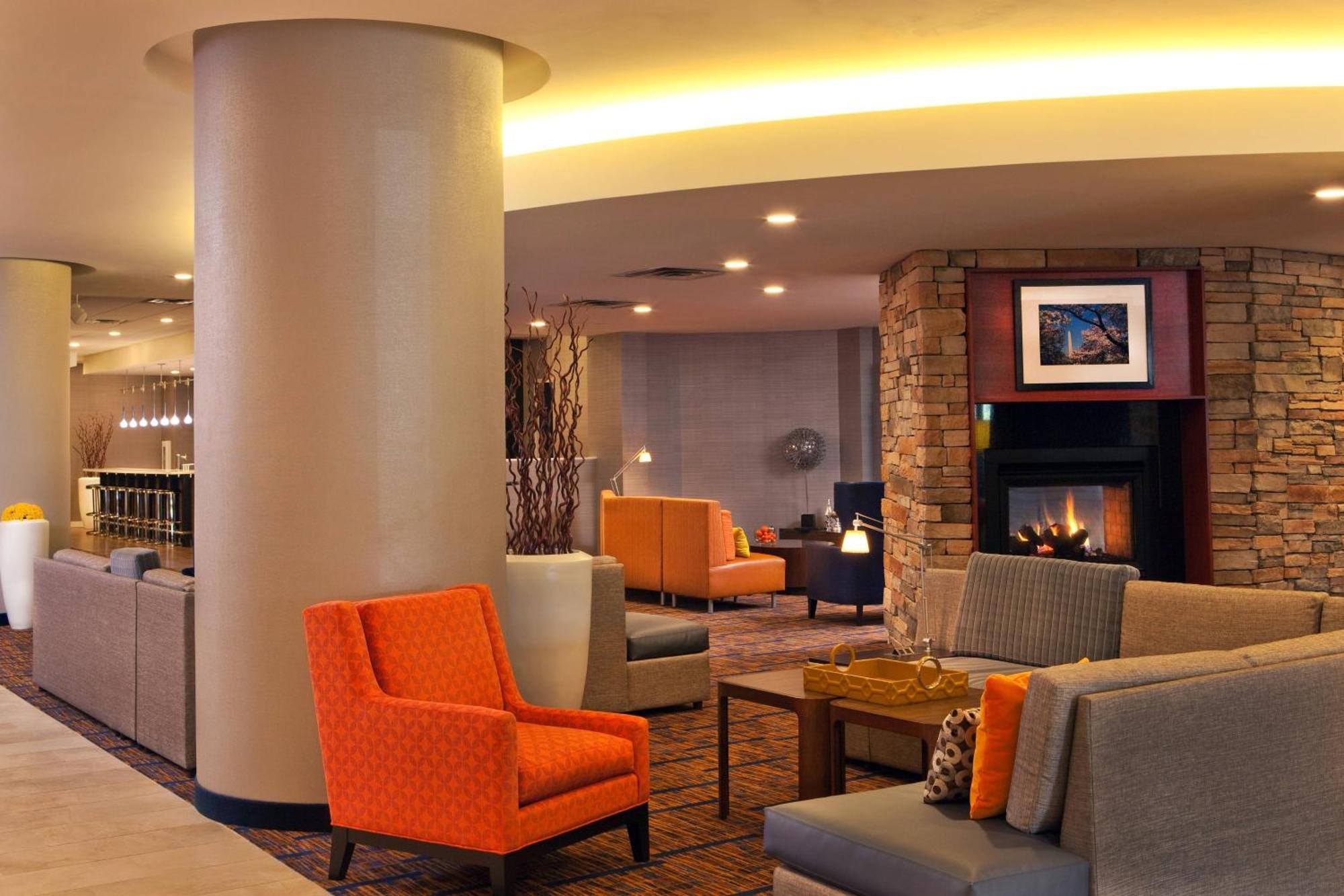 Готель Courtyard By Marriott Alexandria Pentagon South Екстер'єр фото